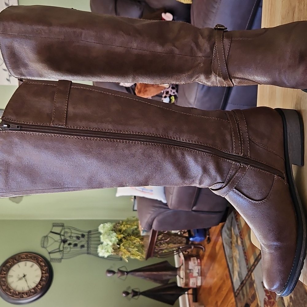 Bare Traps Boots - Picture 2 of 9
